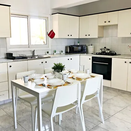 شقة Large Close To Finikoudes With 2 Balconies *