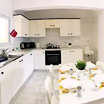 Large Close To Finikoudes With 2 Balconies لارنكا