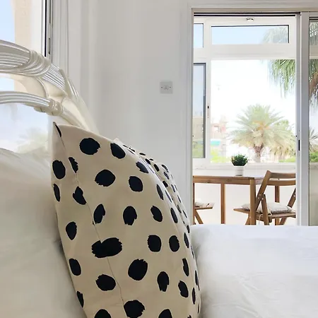 Large Close To Finikoudes With 2 Balconies 公寓 *