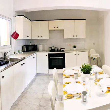 Large Close To Finikoudes With 2 Balconies 拉纳卡