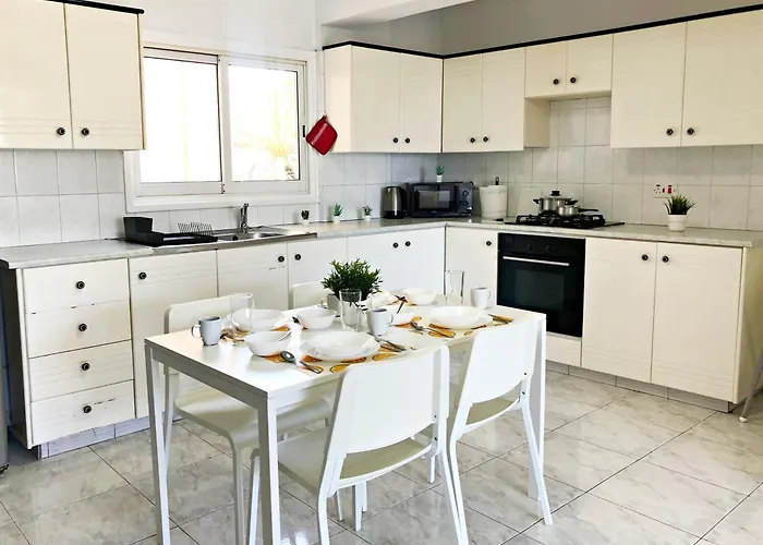 Apartmán Large Close To Finikoudes With 2 Balconies *