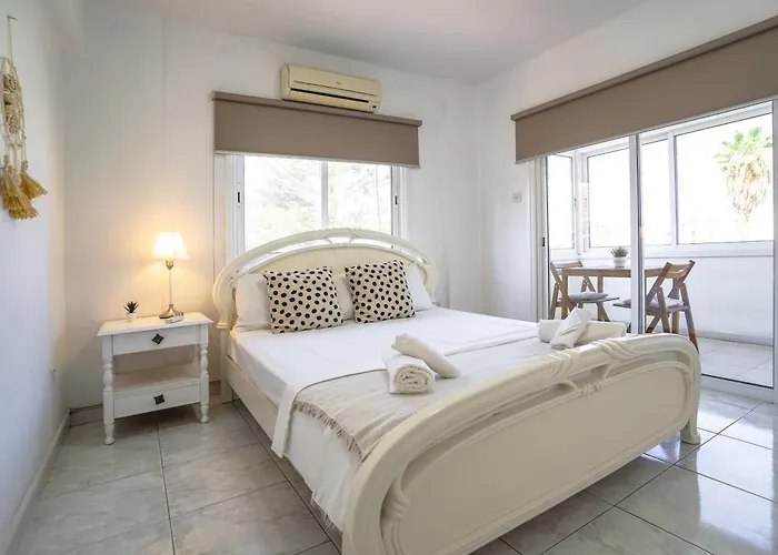 Apartmán Large Close To Finikoudes With 2 Balconies Larnaca