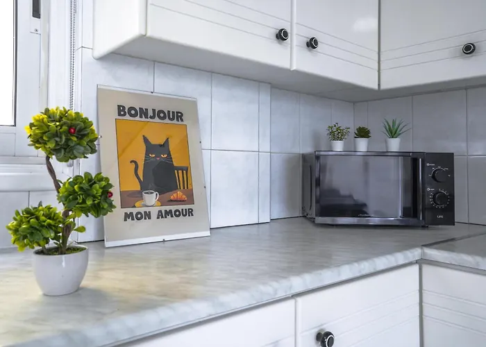 Apartmán Large Close To Finikoudes With 2 Balconies *